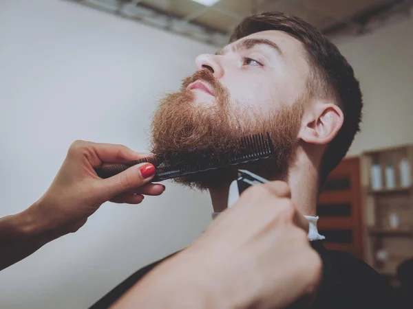 若い男の美容師が髪型を作るマスター カット髪と男性のひげ — ストック写真