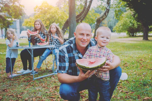 Grande Família Com Crianças Comendo Melancia Parque Verão Verde — Fotografia de Stock
