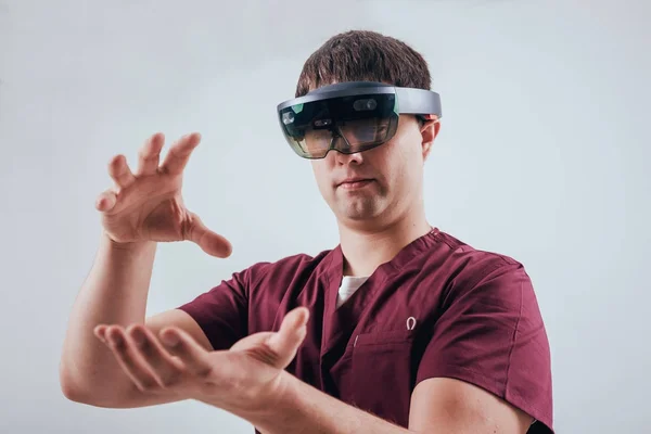 Lekarz Używa Augmented Reality Okulary Nowoczesna Technologia — Zdjęcie stockowe