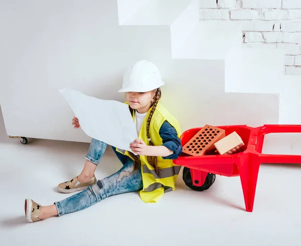 Piccola Ragazza Allegra Con Trecce Che Giocano Riparazione Costruzione — Foto Stock