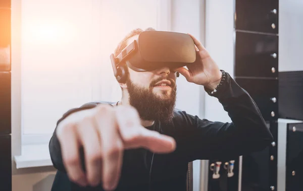 Joven Con Gafas Realidad Virtual Oficina — Foto de Stock