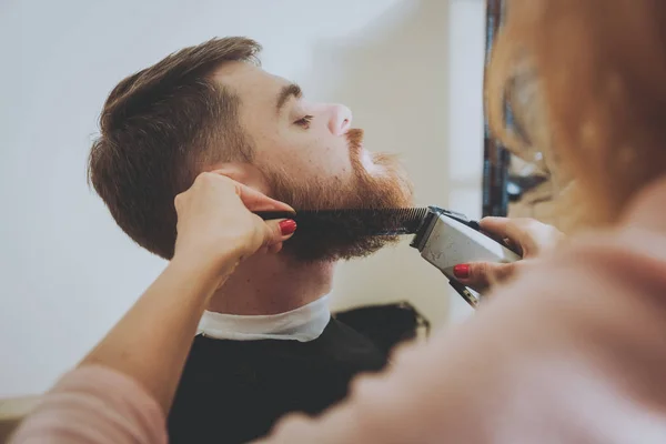 Master Cuts Hair Beard Men Hairdresser Makes Hairstyle Young Man — Stock Photo, Image