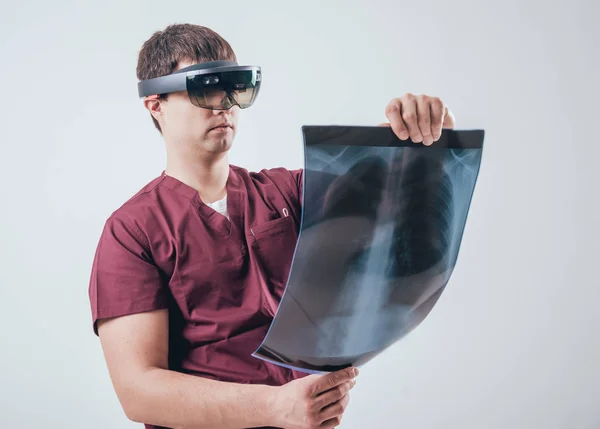 Lekarz Używa Augmented Reality Okulary Egzaminu Rentgenowskie Filmu Ludzkiego Szkieletu — Zdjęcie stockowe