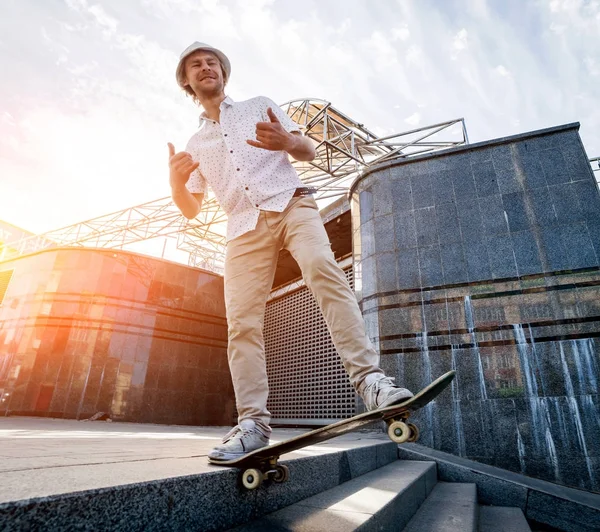 Skateboarder Praticando Pulando Nas Ruas — Fotografia de Stock