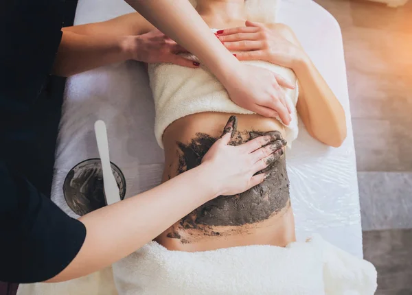 Mooie Vrouw Spa Salon Krijgen Modder Lichaamsmassage Met Scrub — Stockfoto