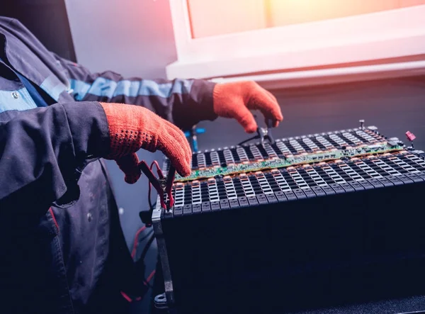 Elecric motorlu pilleri şarj. Pil bir elektrikli araç motorunun sökülmesi. Araba Servisi