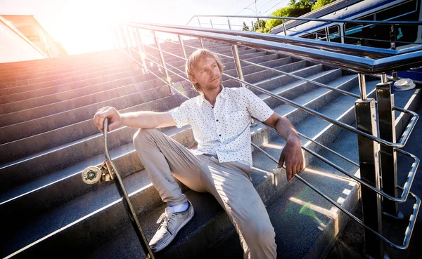 Pratik ve sokaklarda atlama kaykaycı