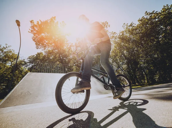 Bmx Ryttare Utföra Trick Skatepark — Stockfoto