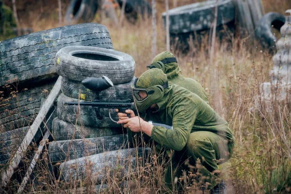 Mężczyźni Bronią Grając Paintball Zewnątrz — Zdjęcie stockowe