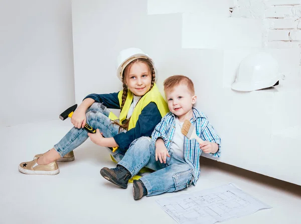 Bambina Con Trecce Ragazzo Fratello Minore Che Gioca Riparazione Costruzione — Foto Stock