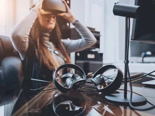 Chica Bastante Joven Con Gafas Realidad Virtual Oficina — Foto de Stock