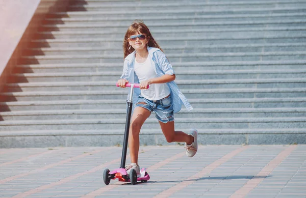 Kleines Mädchen Fährt Bei Sonnigem Wetter Roller Auf Der Straße — Stockfoto