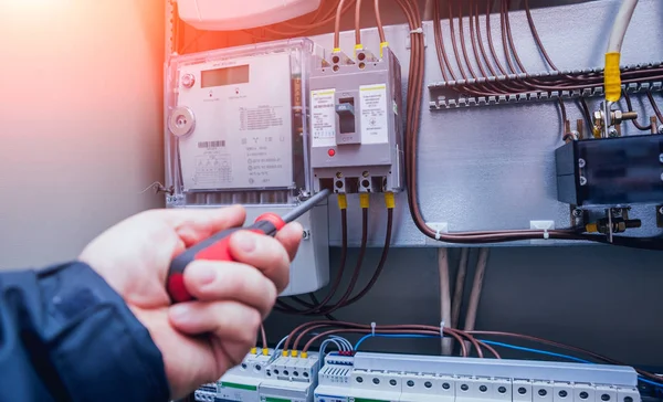 Eletricistas Mãos Testando Interruptores Caixa Elétrica Painel Elétrico Com Fusíveis — Fotografia de Stock