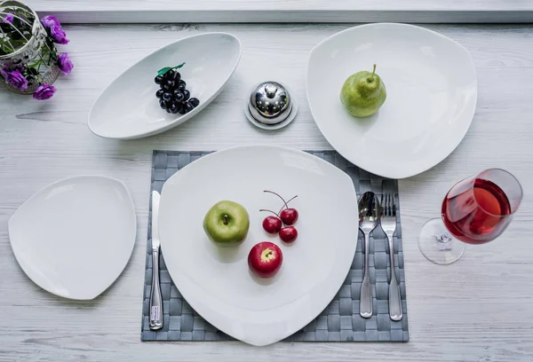 Geserveerd Versierde Tafel Met Witte Servies — Stockfoto