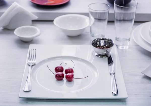 Geserveerd Versierde Tafel Met Witte Servies — Stockfoto