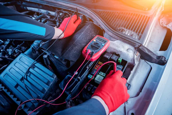 Otomatik mekanik gerilim arabada kontrol etmek voltmetre kullanarak