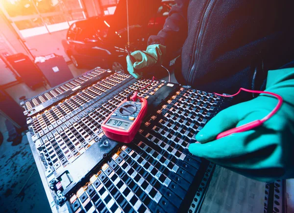 Elecric motorlu pilleri şarj. Pil bir elektrikli araç motorunun sökülmesi. Araba Servisi