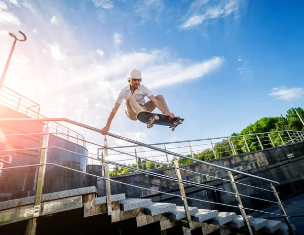 Skateboarder Berlatih Dan Melompat Jalanan — Stok Foto