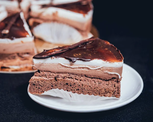 Çikolatalı kek koyu arka plan, portre, selectife odak