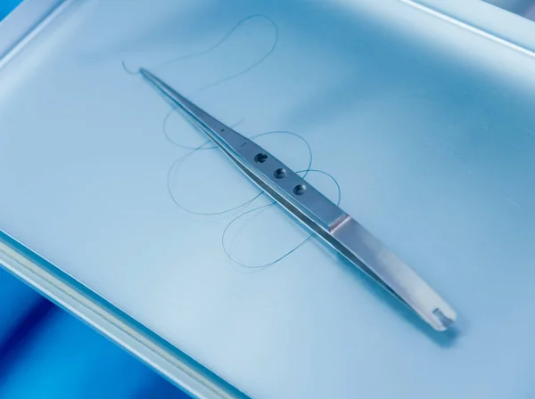 Nahaufnahme Von Zahnwerkzeug Und String Auf Blauem Hintergrund — Stockfoto