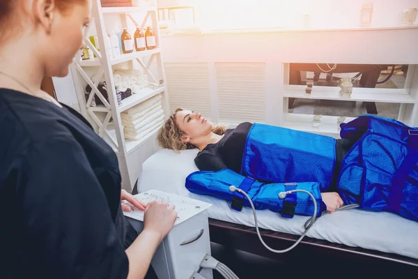 Pressotherapie Maschine Auf Frau Schönheitszentrum Kosmetische Medizinprodukte — Stockfoto