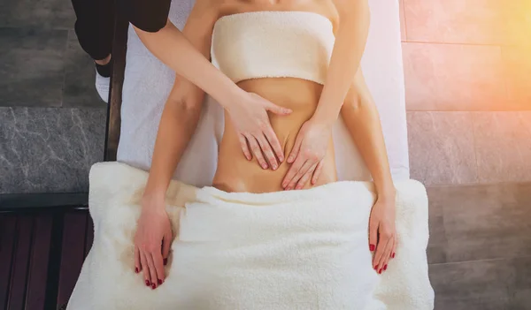 Oříznutý Obraz Ženy Relaxaci Lázních Masáž Těla — Stock fotografie