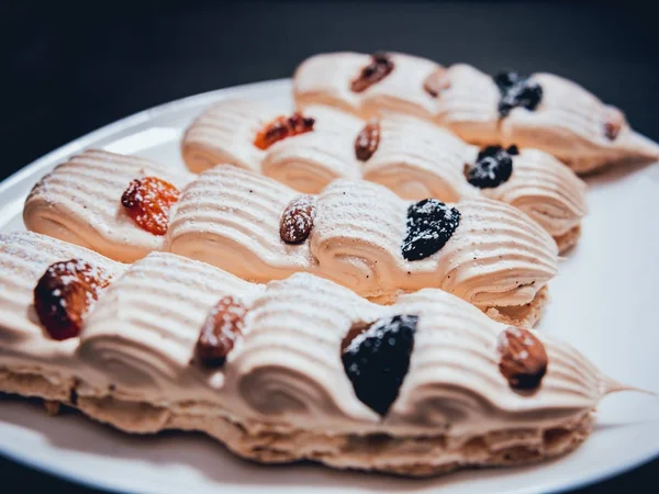 Francia Meringue Cookie Kat Fehér Táblán Bőrfelszín Közelkép Szelektív Összpontosít — Stock Fotó