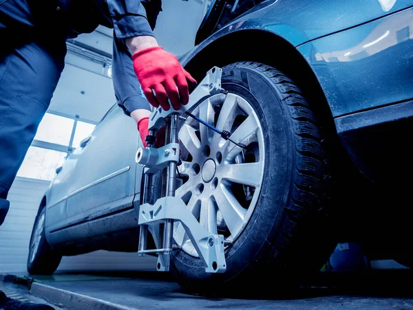 Araba tamircisi sensör süspansiyon ayarı sırasında yükleme