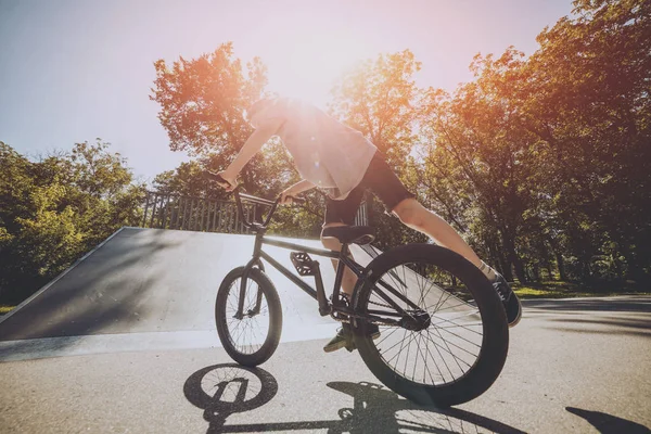 Genç Bmx sürücüsü hileci vasıl skatepark gerçekleştirme.