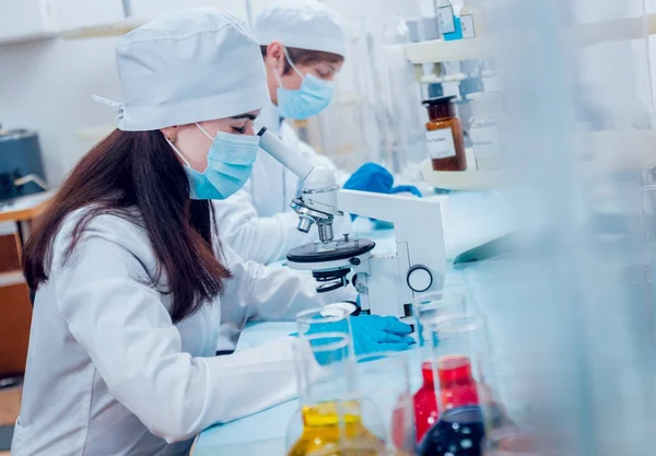 Técnicos Científicos Trabajando Laboratorio Formación Médica — Foto de Stock