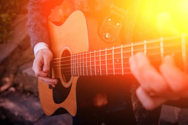 Akustik Gitar Çalmak Müzisyen Resim Kırpılmış — Stok fotoğraf