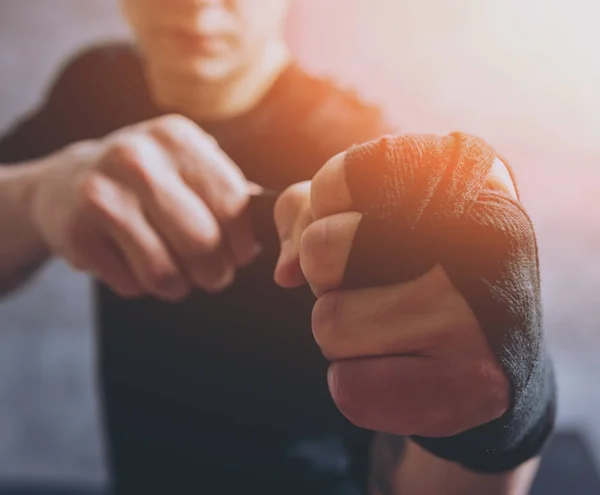 Ein Straßenkämpfer Legt Elastische Bandagen Seine Hände — Stockfoto
