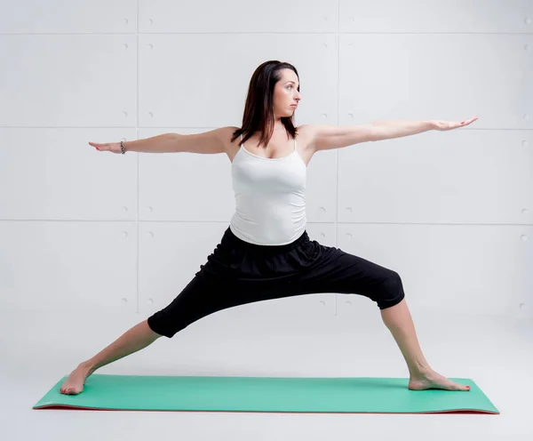 Mujer Practicando Yoga Pared Blanca — Foto de Stock