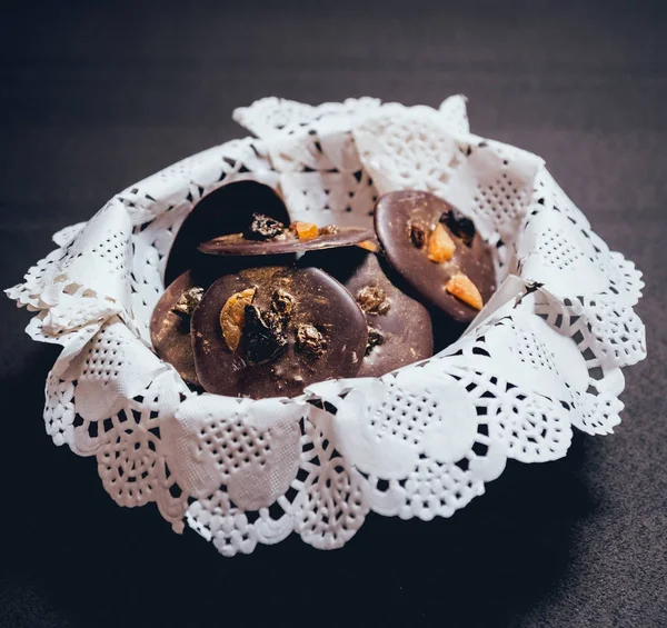 Biscuits français avec chokolate sur la plaque blanche . — Photo