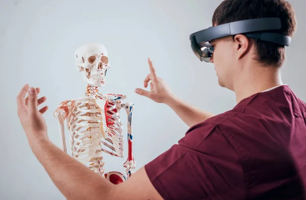 Lekarz Używa Augmented Reality Okulary Nowoczesna Technologia — Zdjęcie stockowe