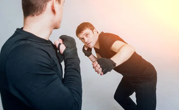 Jóvenes Luchadores Practicando Contra Una Pared Blanca Estudio — Foto de Stock