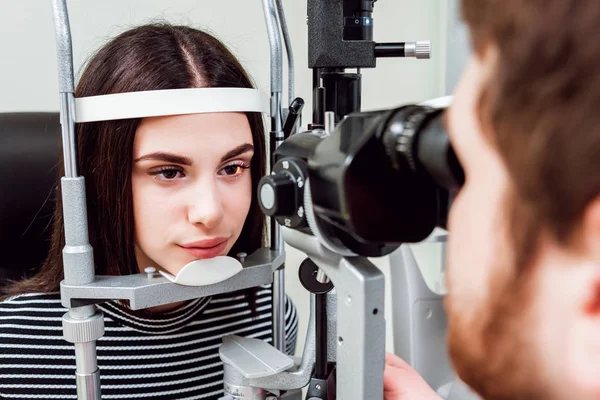 ランプ試験をスリットします 前眼セグメントの生体顕微鏡 基本的な目の検査 コンタクト レンズ検診 — ストック写真