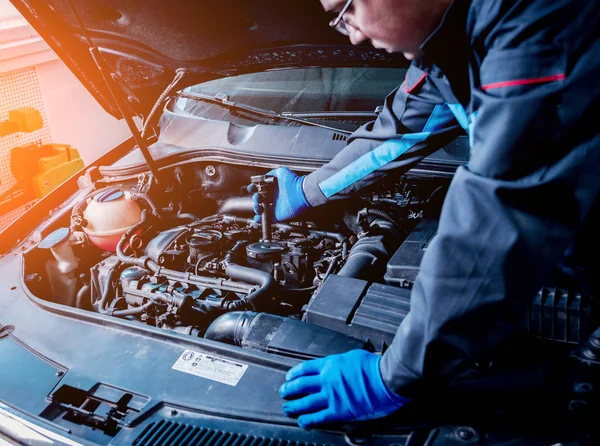 Kızılötesi Lazer termometre elinde. Araba Servisi motor sıcaklık ölçüm