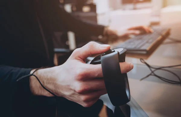 Mans Mani Con Gamepad Messa Fuoco Selettiva — Foto Stock