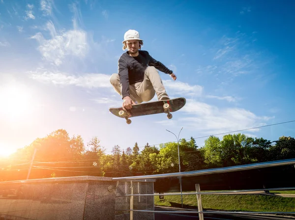 Skateboarder Übt Und Springt Auf Der Straße — Stockfoto
