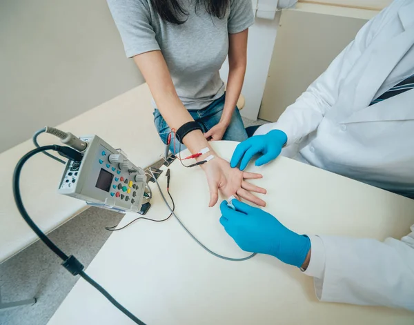 Teste Nervos Paciente Com Eletromiografia Exame Médico Emg — Fotografia de Stock