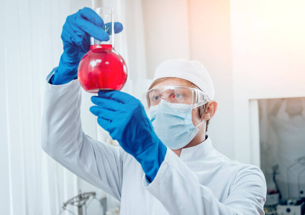 Научный сотрудник за работой в лаборатории. Медицинское образование
