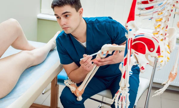 Paciente Con Médico Ortopedista Consultorio Usando Modelo Anatómico Lesión Rodilla — Foto de Stock