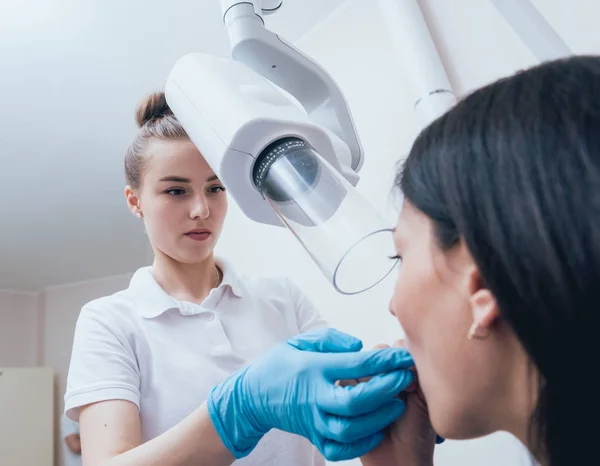 Dentist Make Ray Image Young Woman Dental Clinic Aiming Dental — Stock Photo, Image