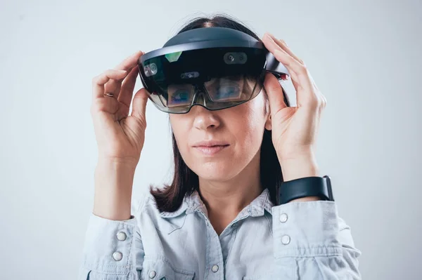 Woman Wearing Augmented Reality Goggles Studio — Stock Photo, Image