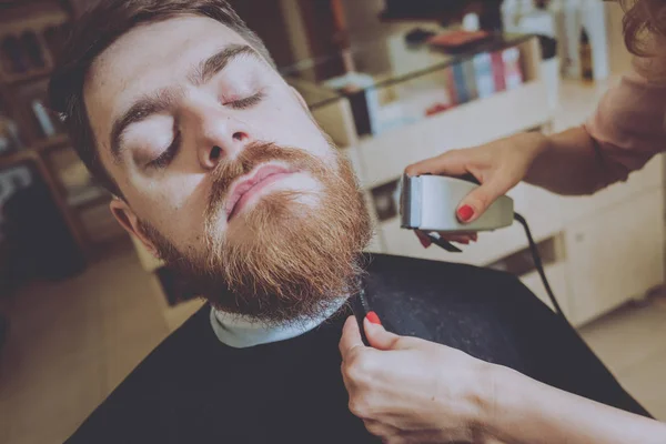 Master Cuts Hair Beard Men Hairdresser Makes Hairstyle Young Man — Stock Photo, Image