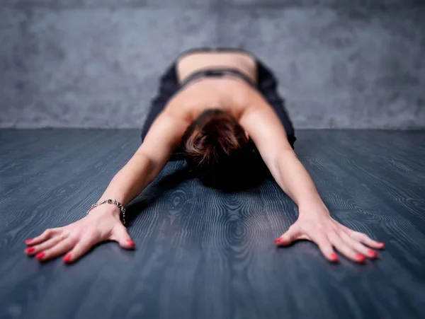 Donna Che Pratica Yoga Parete Grigia — Foto Stock