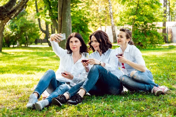Meninas Bonitas Jovens Com Copos Vinho Tinto Parque — Fotografia de Stock
