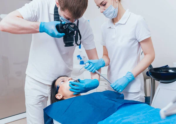 Homem Dentista Paciente Consultório Odontológico — Fotografia de Stock