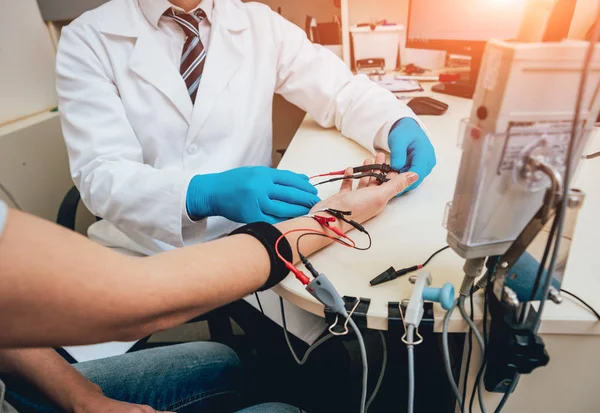 Test Dei Nervi Dei Pazienti Con Elettromiografia Visita Medica Emg — Foto Stock